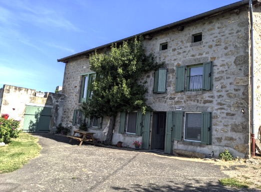 La maison en pierre de Naturacottes, entourée de verdure