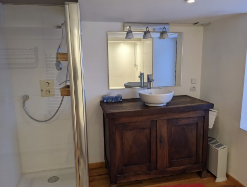 Salle de bain partagée : douche et vasque